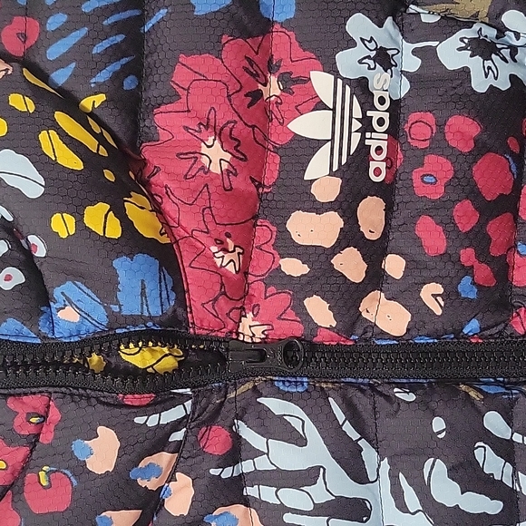 Adidas Original AOP hooded quilted puffer vest vibrant, colorful women's size XS - Picture 4 of 13